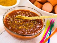 Рецепта Бързз пикантен сос с кетчуп, мед и къри за наденички и месо